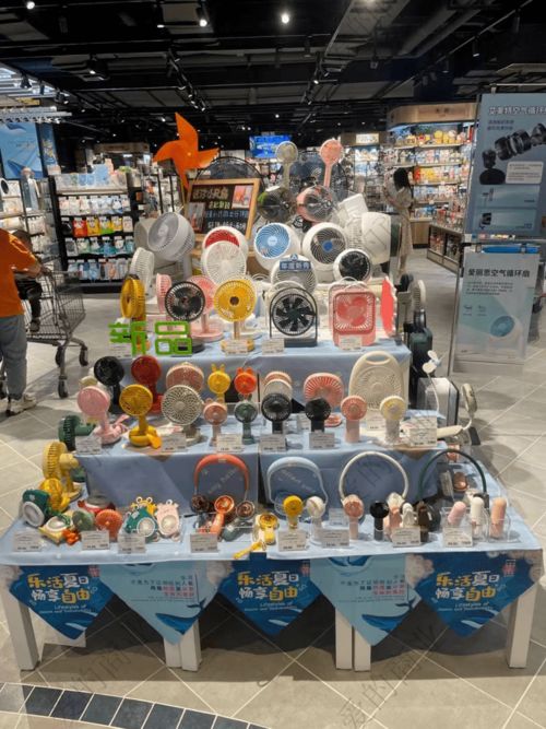 胖东来零售中塑料薄膜在食品百货陈列的巧妙应用